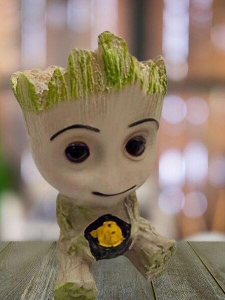 Cute Groot-Shaped Table Décor with Bird – Handcrafted Resin Showpiece for Home & Office
